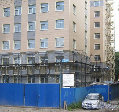 Пр. Стачек, дом 59, литера В. Вид с Кронштадтской ул. на фрагмент строящегося здания. Фото 5 августа 2013 г.