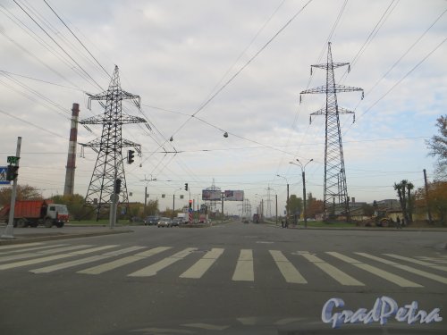 Перспектива Индустриального проспекта от шоссе Революции в сторону Шафировского проспекта. Фото 10 октября 2013 г.
