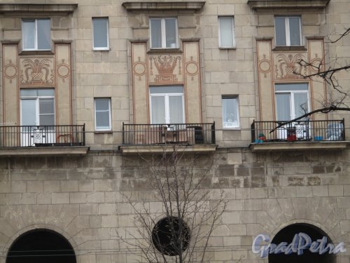 Московский пр., 192-194 Центральная часть. Фрагмент декоративной росписи на фасаде. Фото 2013 г.