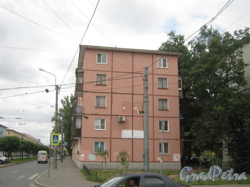 Новочеркасский пр., дом 62. Общий вид здания с Гранитной ул. Фото 23 июля 2013 г.