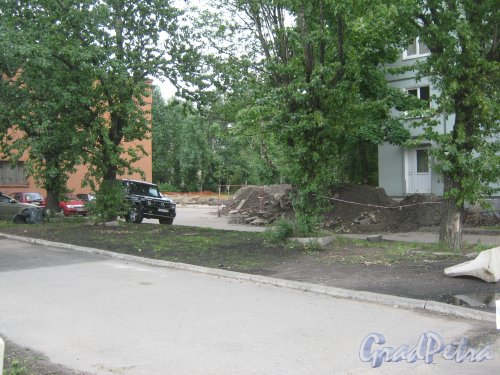 Новочеркасский пр., дом 52. Ремонтные работы в районе дома 52 Фото 23 июля 2013 г.