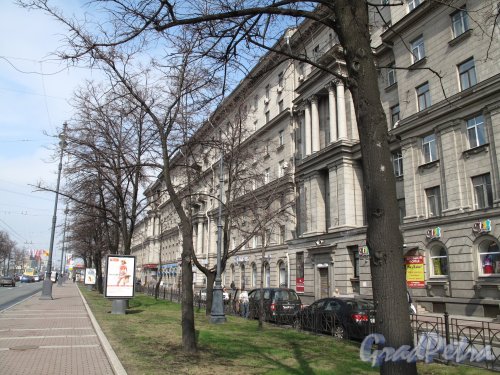 Московский пр., 172жилой дом с магазинами и тротуар по Московскому проспекту вдоль дома. Фото 2013 года.