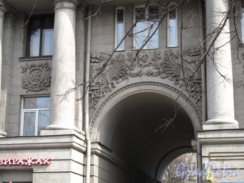 Московский пр., дом 172. Оформление арки центрального входа во двор. Фото май 2013 года.