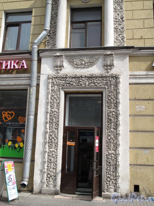 Московский пр., дом 170. Оформление портала входа в магазин. Фото май 2013 года.