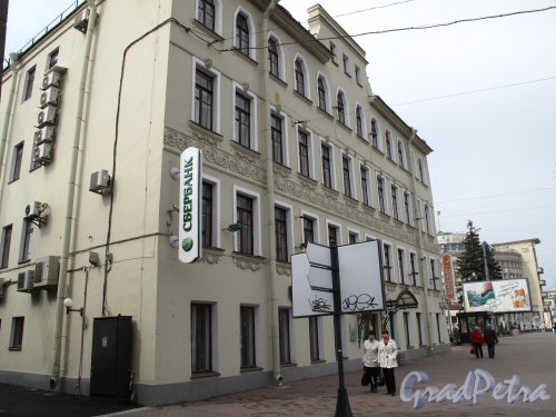 Московский пр., 133 Доходный дом 1900-е Перестроен под службы «Сбербанка» в 2010-е гг. С сохранением исторического фасада. Фото 2013 года. 
