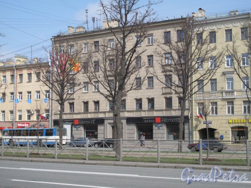 Московский пр., дом 132.. Жилой дом с магазинами, 1939 год. Фото май 2013 года.