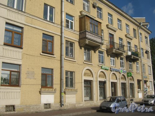Ленинский пр., дом 116. Фрагмент здания. Вид с Соломахинского проезда. Фото 13 сентября 2013 г.