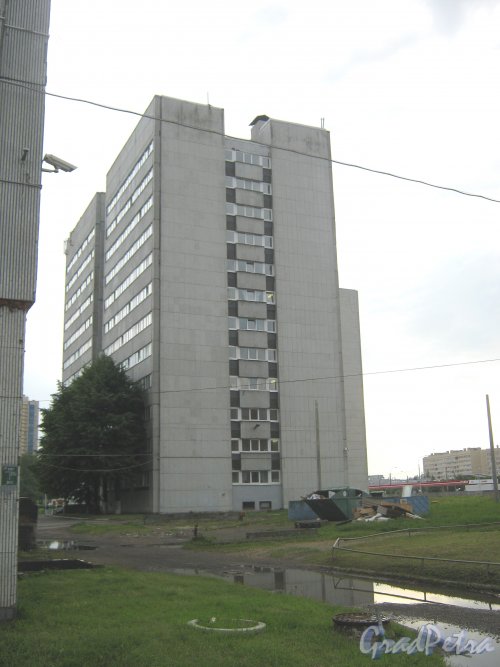 Пр. Стачек, дом 111, корпус 2. Вид со стороны дома 111, корпус 1. Фото 22 июля 2013 г.