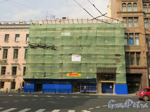 Невский пр., дом 10. Реставрация фасада здания. Фото 5 августа 2013 года.