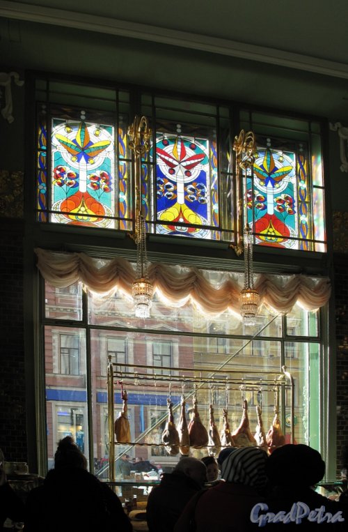 Торговый зал «Елисеевского» гастронома. Вид боковой витрины со стороны зала. Фото апрель 2012 г.