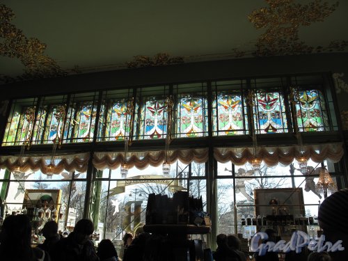 Торговый зал «Елисеевского» гастронома. Вид центральной витрины со стороны зала. Фото апрель 2012 г.