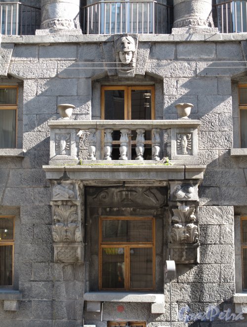 Большой пр., П.С., д. 77. Доходный дом К. И. Розенштейна. Фрагмент фасада. Фото июль 2012 г. 