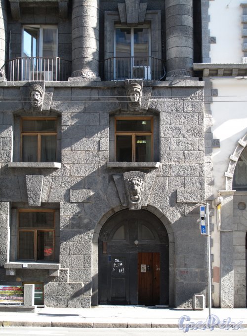 Большой пр., П.С., д. 77. Доходный дом К. И. Розенштейна. Фрагмент фасада портал. Фото июль 2012 г. 