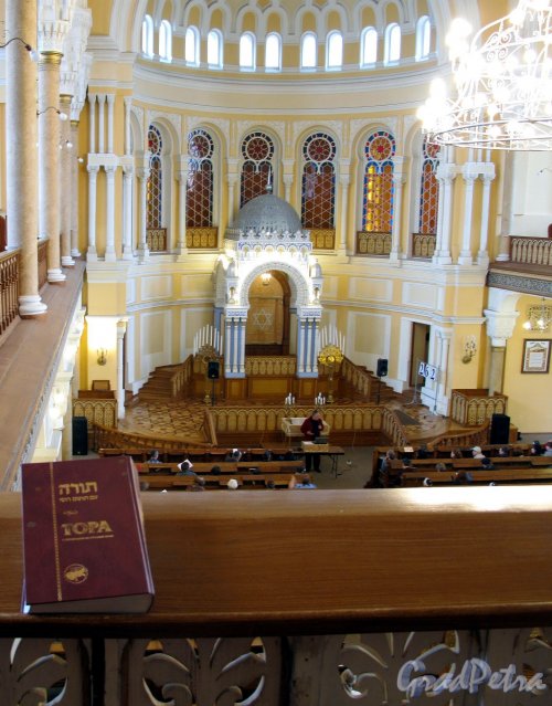 Лермонтовский пр., д. 2. Большая хоральная синагога. Большой молельный зал. Общий вид. С частью женской галереи. Фото апрель 2013 г.