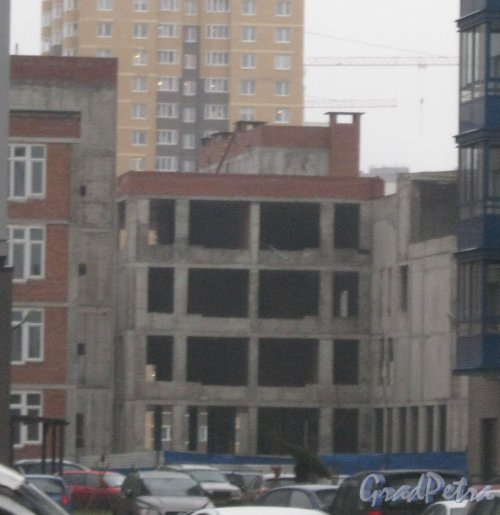 Ленинский пр., участок 10. Вид с пр. Кузнецова на строящееся здание. Фото 29 декабря 2013 г.