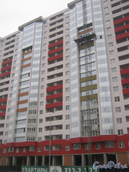 Ленинский пр., дом 55а. Фрагмент строящегося здания со стороны фасада. Фото 29 декабря 2013 г.