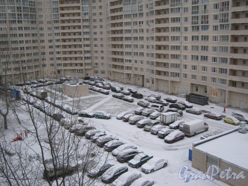 Пр. Маршала Жукова, дом 41. Фрагмент здания и площадка перед домом. Вид из окна дома 43, корпус 1. Фото 12 января 2014 г.