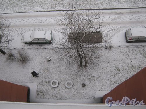 Пр. Маршала Жукова, дом 43, корпус 1. Вид из окна 7 этажа вниз на проезд вдоль дома. Фото 12 января 2014 г.