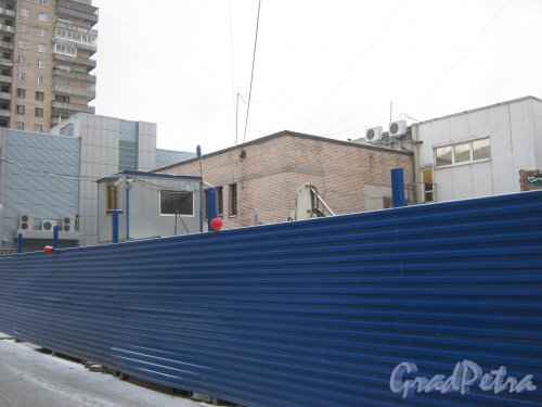 Ленинский пр., дом 125, литера А. Фрагмент снесённой для реконструкции малоэтажной части здания. Фото 12 января 2014 г.