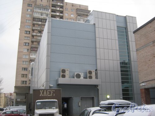 Ленинский пр., дом 121, корпус 5, литера В. Фрагмент здания со стороны двора. Фото 12 января 2014 г.