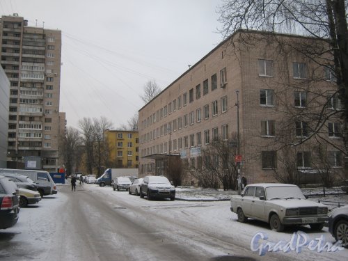 Ленинский пр., дом 123, корпус 2 (справа) и проезд в сторону бульвара Новаторов. Фото 12 января 2014 г.