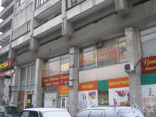 Ленинский пр., дом 121, литера А. Фрагмент нижней части здания со стороны дома 119, корпус 5. Фото 12 января 2014 г.