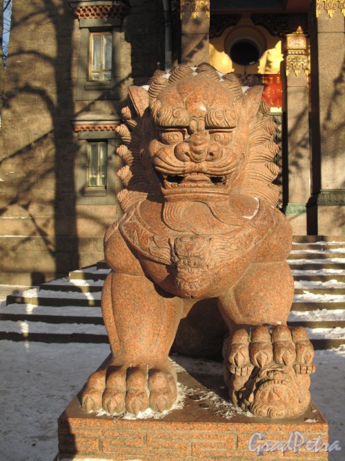 Приморский пр., д. 91. Буддийский храм. Скульптура на входе. Фото январь 2013 г.
