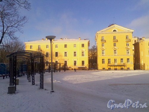 Микрорайон «Форели», пр. Стачек, дом 158 (слева) и дом 156 (справа). Вид со стороны пруда. Фото январь 2014 г.