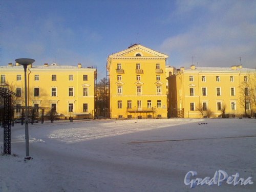 Микрорайон «Форели», пр. Стачек, дом 156 (в центре) и дом 158 (справа и слева). Вид со стороны пруда. Фото январь 2014 г.