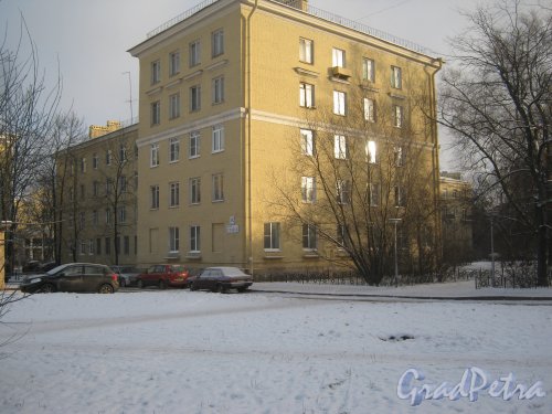 Микрорайон «Форели», пр. Стачек, дом 152. Вид со стороны пруда на фрагмент здания. Фото январь 2014 г.