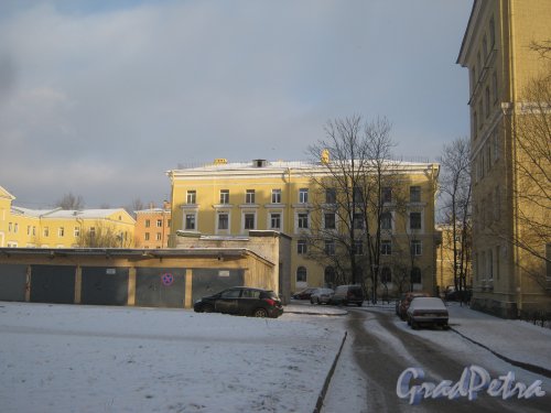 Микрорайон «Форели», пр. Стачек, дом 148. Вид со стороны пруда на проезд к дому. Фото январь 2014 г.