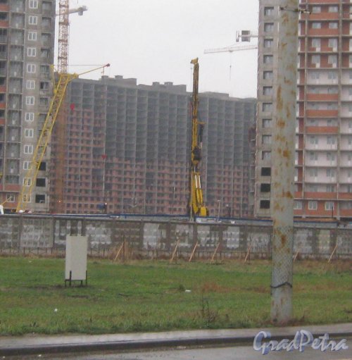 Ленинский пр., дом 55, корпус 3. Вид с пр. Героев на часть строящегося здания. Фото 29 декабря 2013 г.