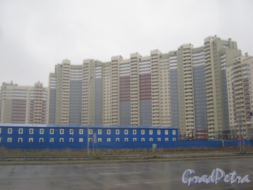 Пр. Героев. Вид на строящееся здание на пересечении Ленинского пр. и пр. Героев. Фото 29 декабря 2013 г.