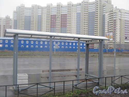 Пр. Героев. Вид на автобусную остановку около пересечения Ленинского пр. и пр. Героев (Автобусное движение в сторону ул. Маршала Захарова). Фото 29 декабря 2013 г.