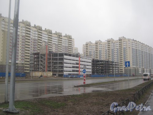 Пр. Героев, дом 24. Вид на строящиеся здания автопарковки в районе дома 24 по пр. Героев. Фото 29 декабря 2013 г.