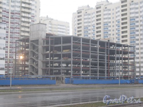 Пр. Героев, дом 24. Вид на строящееся здание автопарковки в районе дома 24 по пр. Героев. Фото 29 декабря 2013 г.