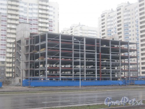 Пр. Героев, дом 24. Вид на строящееся здание автопарковки в районе дома 24 по пр. Героев. Фото 29 декабря 2013 г.