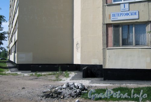Петергофское шоссе, дом 1 корпус 1. Табличка с номером дома и заменённый асфальт около дома. Фото 8 июля 2012 г.
