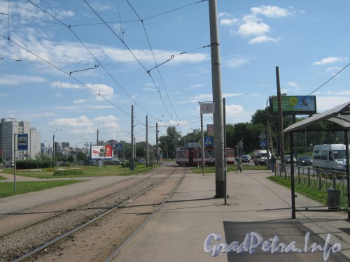 Трамвайные пути параллельно Петергофскому шоссе перед пр. Маршала Жукова. Фото 8 июля 2012 г.