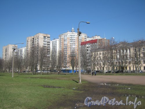 Общий вид домов 24, 26, 30 по Пулковскому шоссе. Вид из сквера на Пулковском шоссе.Фото апрель 2012 г. 