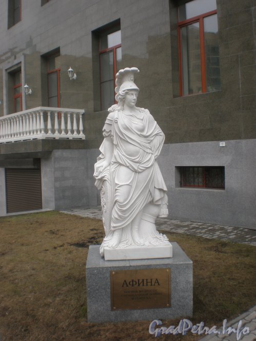 Фермское шоссе, дом 30. Скульптура Афины - богини мудрости, справедливой войны и ремесла, установленная во дворе дома. Фото апрель 2010 года.
