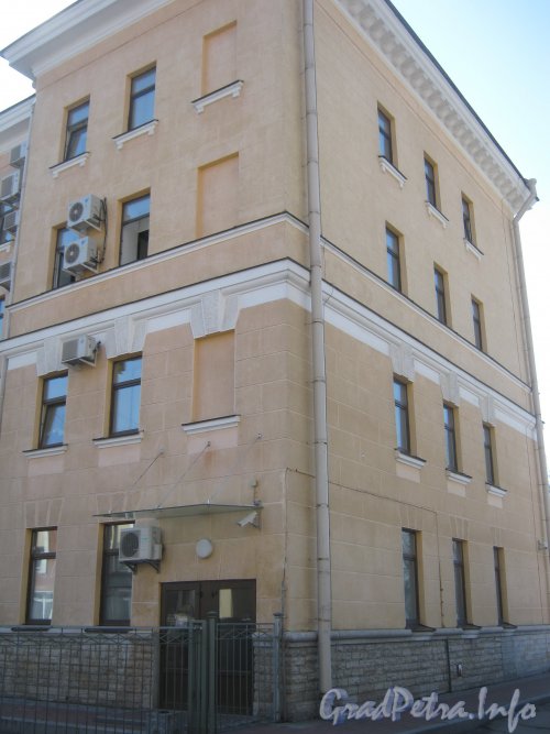 Пулковское шоссе, дом 30. Часть здания со стороны двора и дома 30 корпус 2. Фото апрель 2012 г.