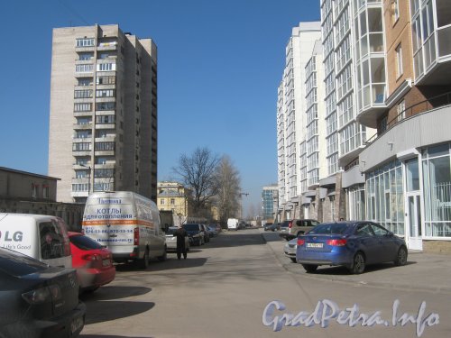 Пулковское шоссе, дом 22 (слева) и дома 26 корпус 3 - 20 корпус 4 (справа). Фото апрель 2012 г.