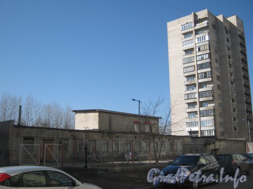 Пулковское шоссе, дом 24 (на переднем плане) и дом 22 (справа). Общий вид со стороны дома 24 корпус 2. Фото апрель 2012 г.