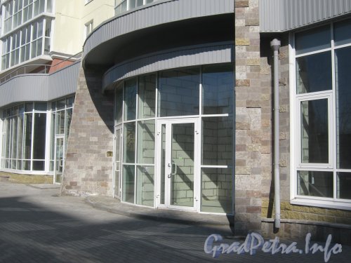 Пулковское шоссе, дом 24 корпус 2. Часть фасада первого этажа и дверь в помещения для аренды. Фото апрель 2012 г.