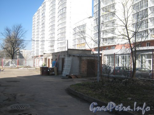 Пулковское шоссе, дом 24. Территория дома 24 и жилые дома (на заднем плане). Фото апрель 2012 г.