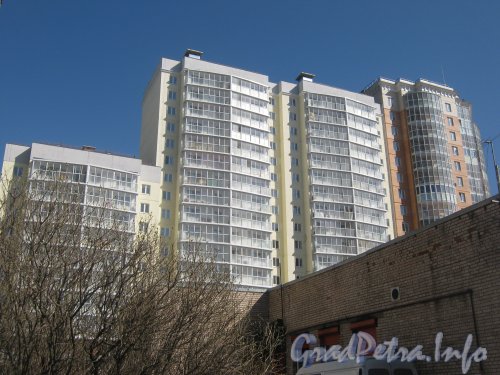 Пулковское шоссе, дом 24 корпус 2 (слева и в центре) и дом 26 корпус 3 (справа). Общий вид со стороны фасада дома 24. Фото апрель 2012 г.