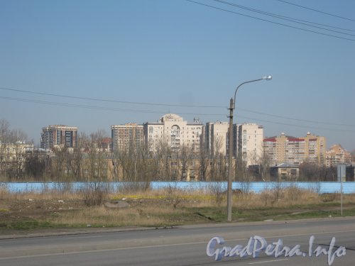 Московское шоссе, дом 30 корпус 2 (в центре). Общий вид здания от дома 5 по Дунайскому пр. Фото апрель 2012 г.