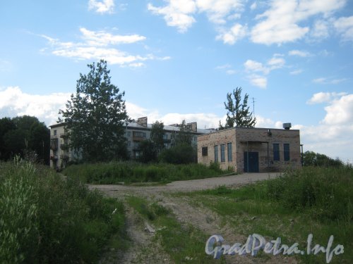 Пулковское шоссе, дом 80, корпус 2 (справа на переднем плане) и дом 80  (в центре на заднем плане). Фото 11 июля 2012 г.