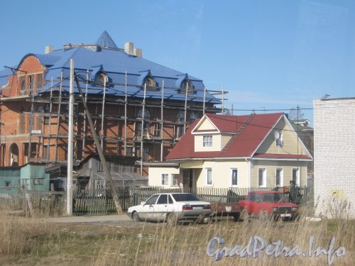 Пос. Володарский, Красносельское шоссе, дом 14 (на переднем плане) и строящийся за ним дом. Вид с трамвайной остановки «Красносельское шоссе». Фото апрель 2012 г. 
